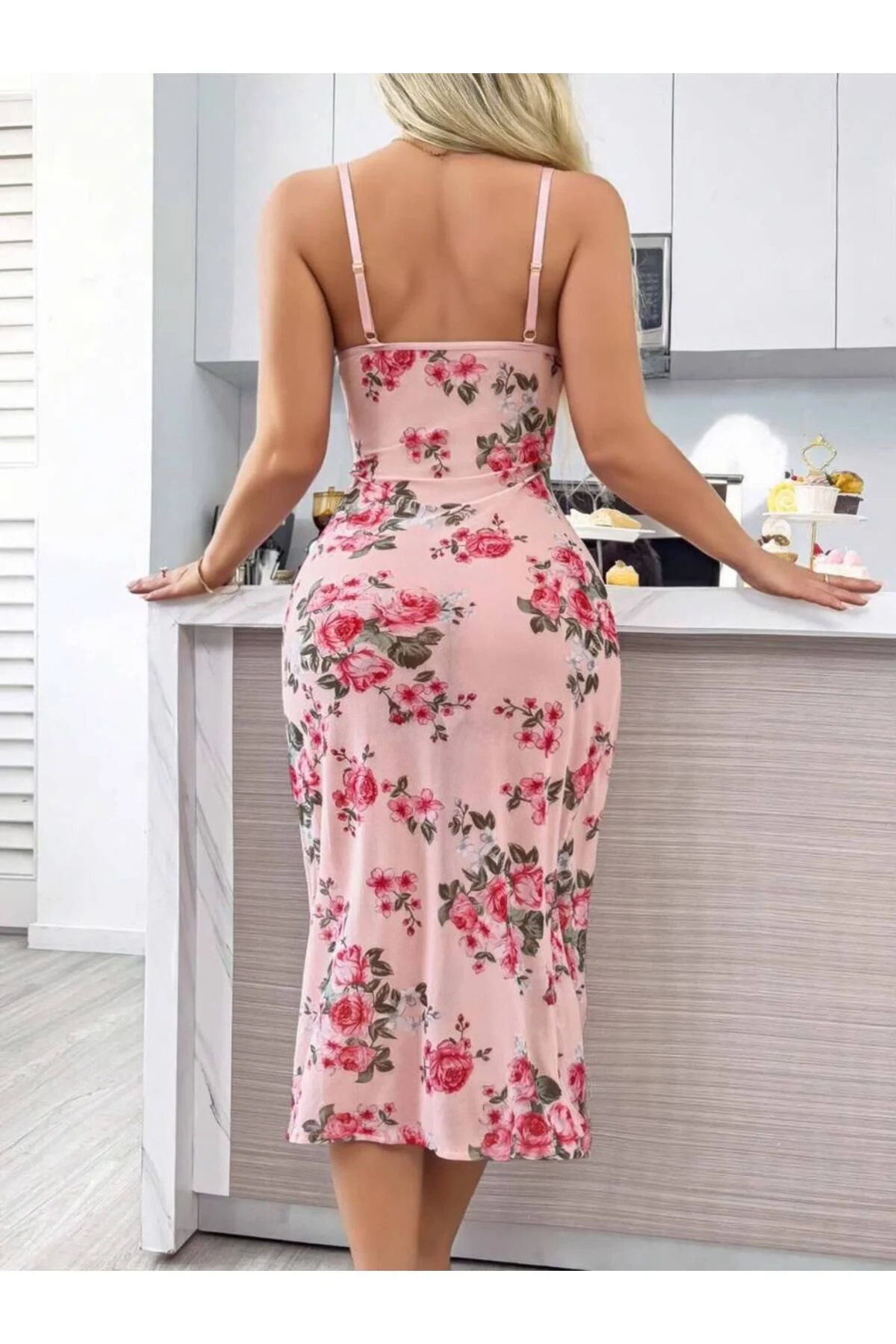 Pembe Çiçek Desenli Dantelli Derin Yırtmaçlı Uzun Gecelik Tanga Takımı